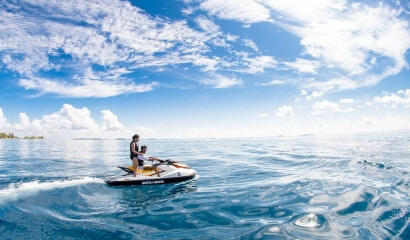 Eine Person, die auf einem Jetski im Meer fährt.